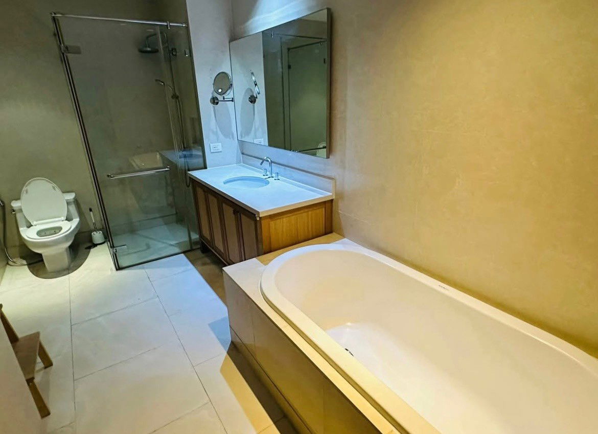 picture P0135 For Rent! The Emporio Place - 13/14