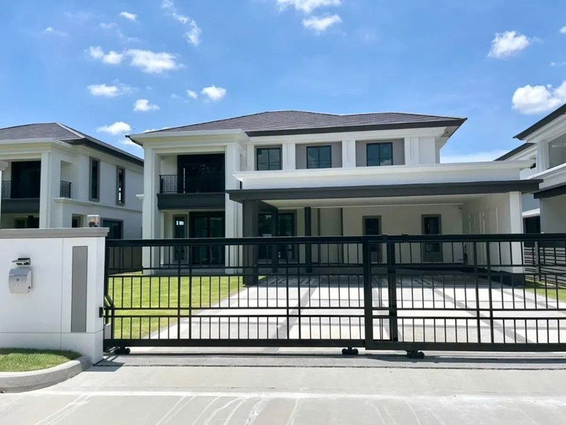 picture Large luxury single house , located at the best spot in the project with golf course views and parking for 6 cars, Setthasiri Krungthep-Pathumthani 2 - 10/26