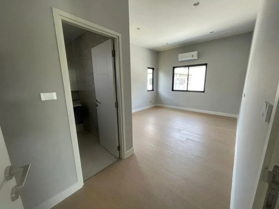 picture Large luxury single house , located at the best spot in the project with golf course views and parking for 6 cars, Setthasiri Krungthep-Pathumthani 2 - 24/26