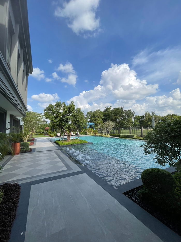 picture Large luxury single house , located at the best spot in the project with golf course views and parking for 6 cars, Setthasiri Krungthep-Pathumthani 2 - 5/26