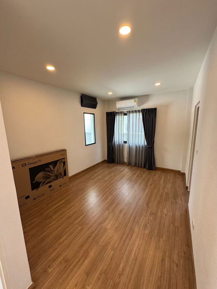picture For Rent at Centro Vibhavad         . - 3/10