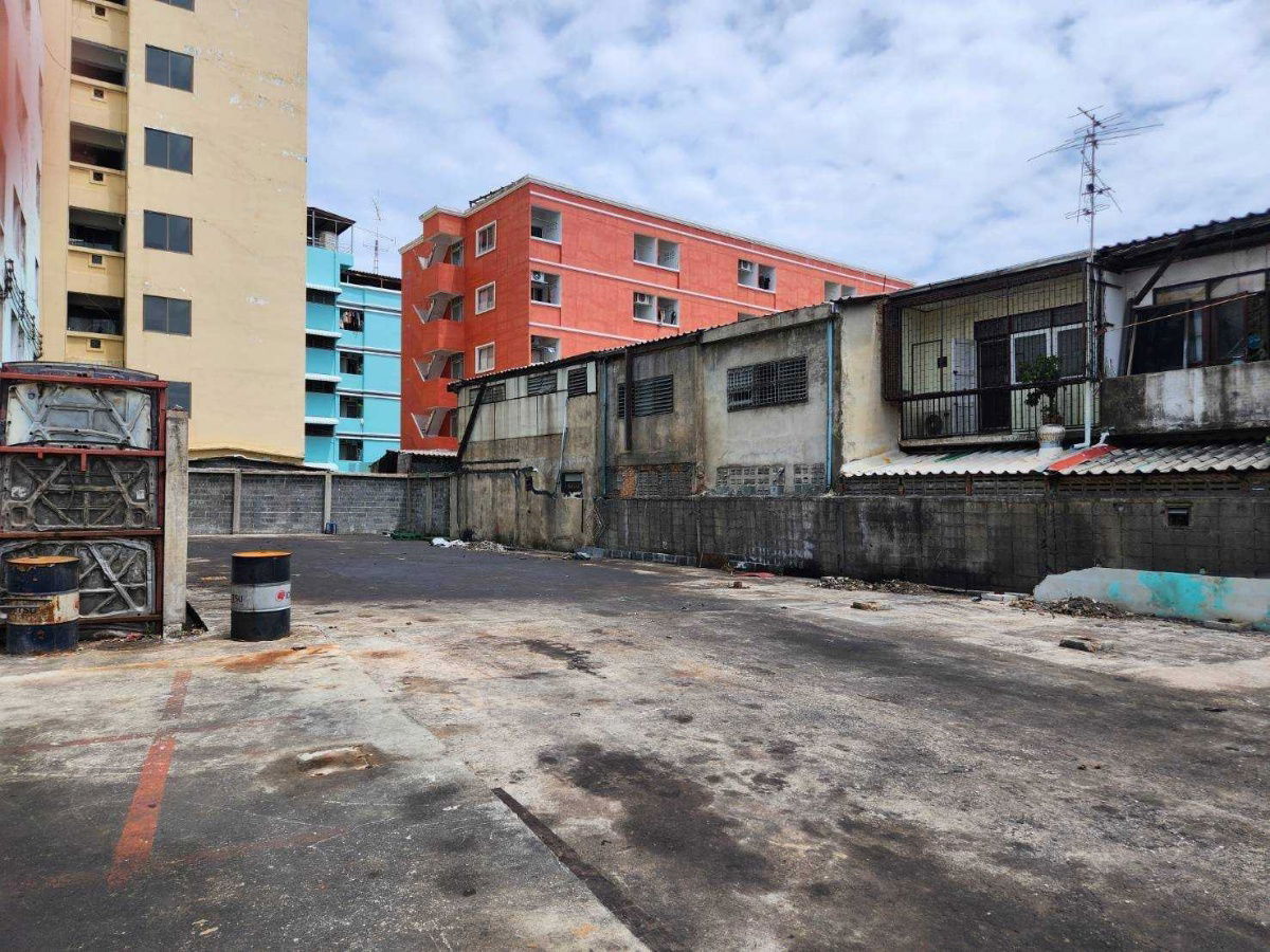 picture 🔹 Prime Land with Buildings for Sale in Prachasongkroh 29 Alley, Din Daeng, Bangkok 🔹 - 4/8