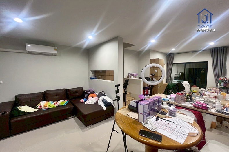 รูป ขายทาวน์โฮม 3 ชั้น หมู่บ้านนลินอเวนิว พลัส ถนนสามวา หลังมุม ใกล้รถไฟฟ้าสายสีชมพู - รูปที่ 2/10