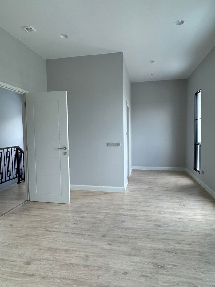 picture "Setthasiri Krungthep–Pathumthani 2 – Where elegant design and smart functionality meet truly accessible living." - 10/23