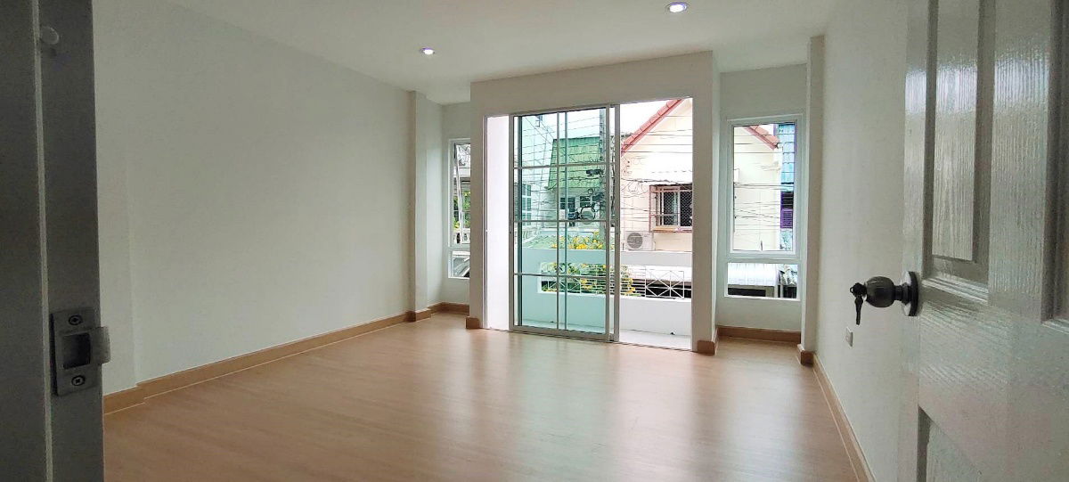 รูป บ้านสวย  รีโนเวทใหม่  สไตล์มินิมอล   ซอยเพชรเกษม 62/4  บางแค  ทาวน์เฮ้าส์ 3 ชั้น   MRT สถานีบางแค อยู่หน้าหมู่บ้าน  ใกล้เดอะมอลล์ บางแค - รูปที่ 13/26