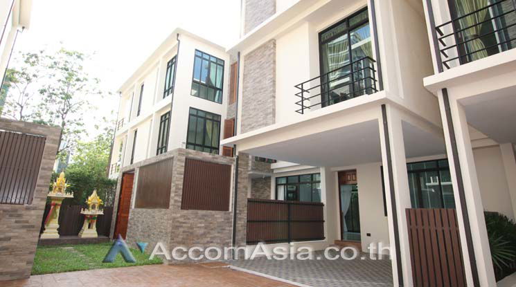 picture 🔼🔽 AccomA 📩  Minimalist Box-Shape Home with Natural Light and Utility Room (AA13422) - 2/20