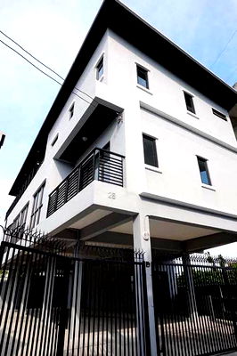 Office for rent Phatthanakan Road : Home office for rent, 3 floors, total usable area 648 sq m., near The Nine Rama 9