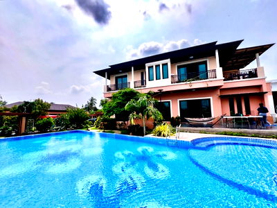 Houses for sale Phutthamonthon Sai 2 Road  : 🏡 Urgent Sale! Large house on over 1 rai of land! Near The Mall Bang Khae, MRT Lak Song, natural atmosphere🌟