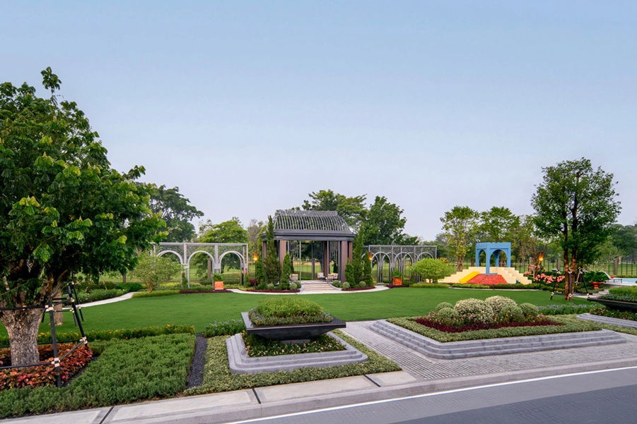 picture Large luxury single house , located at the best spot in the project with golf course views and parking for 6 cars, Setthasiri Krungthep-Pathumthani 2 - 9/26
