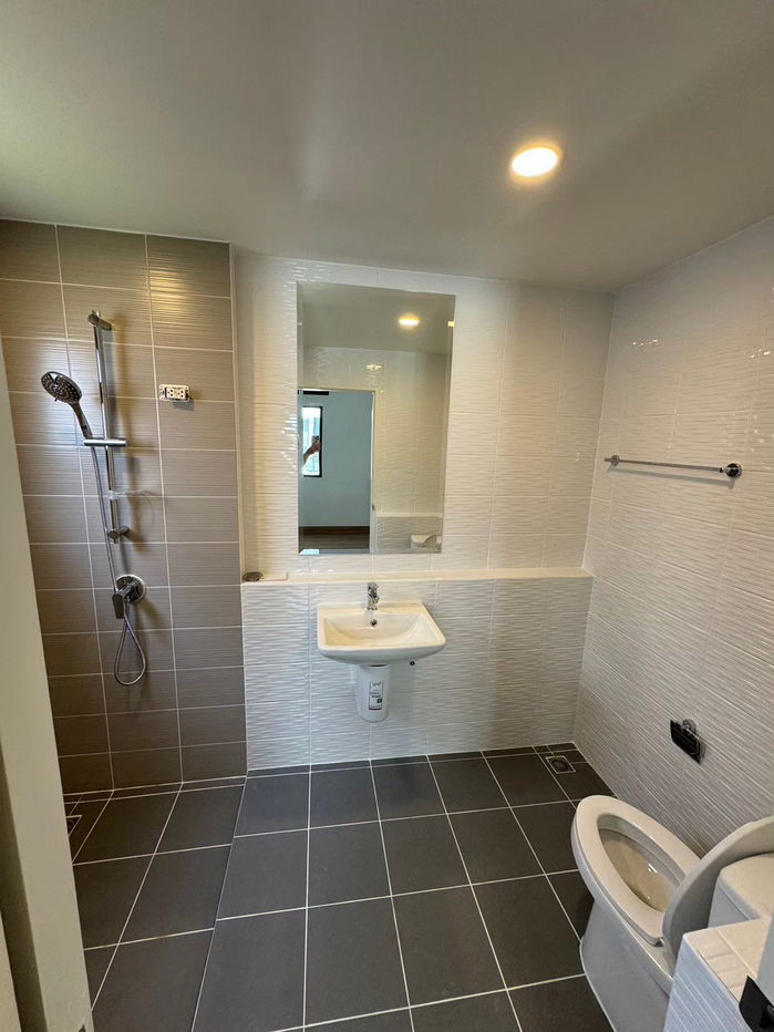 picture For Rent at Centro Vibhavad         . - 4/10