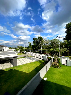 Houses for sale Muang Pathum Thani Pathumthani : Large luxury single house , located at the best spot in the project with golf course views and parking for 6 cars, Setthasiri Krungthep-Pathumthani 2