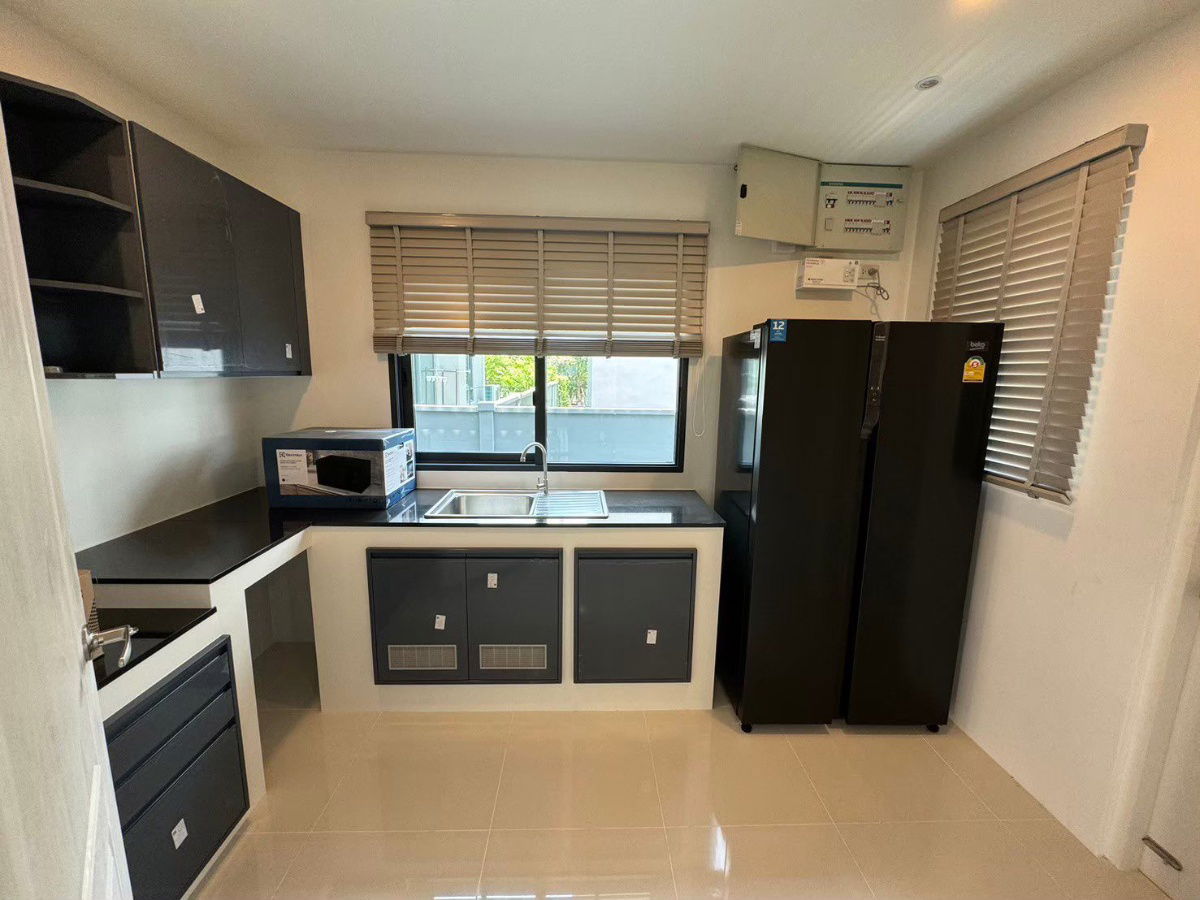 picture For Rent at Centro Vibhavad         . - 2/10
