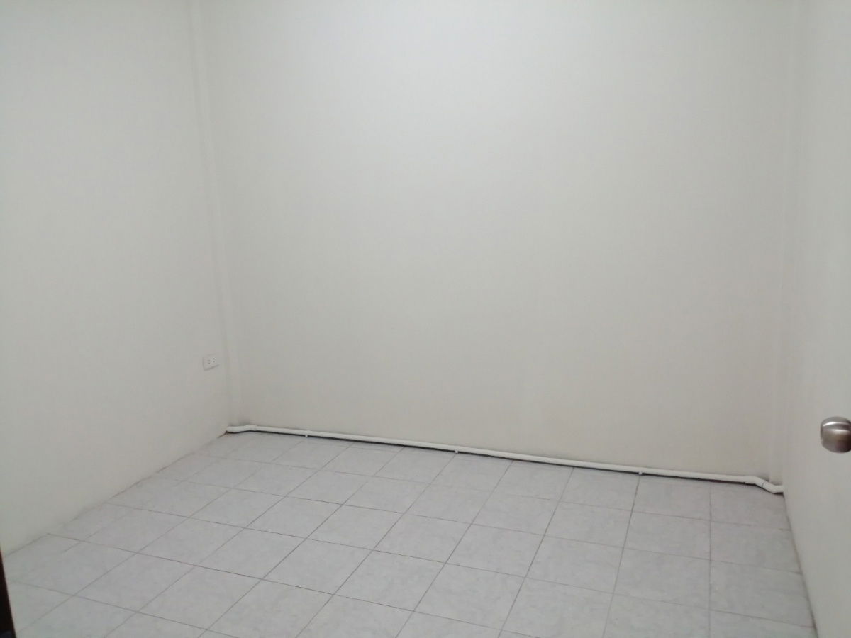picture 1-Story Townhouse for Sale – Move-In Ready in Khlong 4, Prime Location Near Shopping and Local Amenities - 11/15
