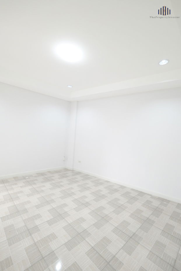 picture For Sale: 3-Storey Commercial Building (Shophouse) on Main Road – 28 sq. wah (112 sqm)  - 17/24