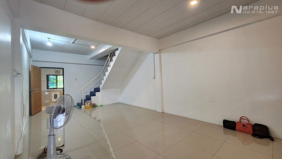 รูป 68070848 : ขายทาวน์เฮ้าส์ 2 ชั้น ตกแต่งสวย ขนาด 3 ห้องนอน บนที่ดิน 17.8 ตร.ว. หมู่บ้านมโนรมย์ 2 เลี่ยบคลองสอง 27 คลองสามวา กรุงเทพ - รูปที่ 6/17