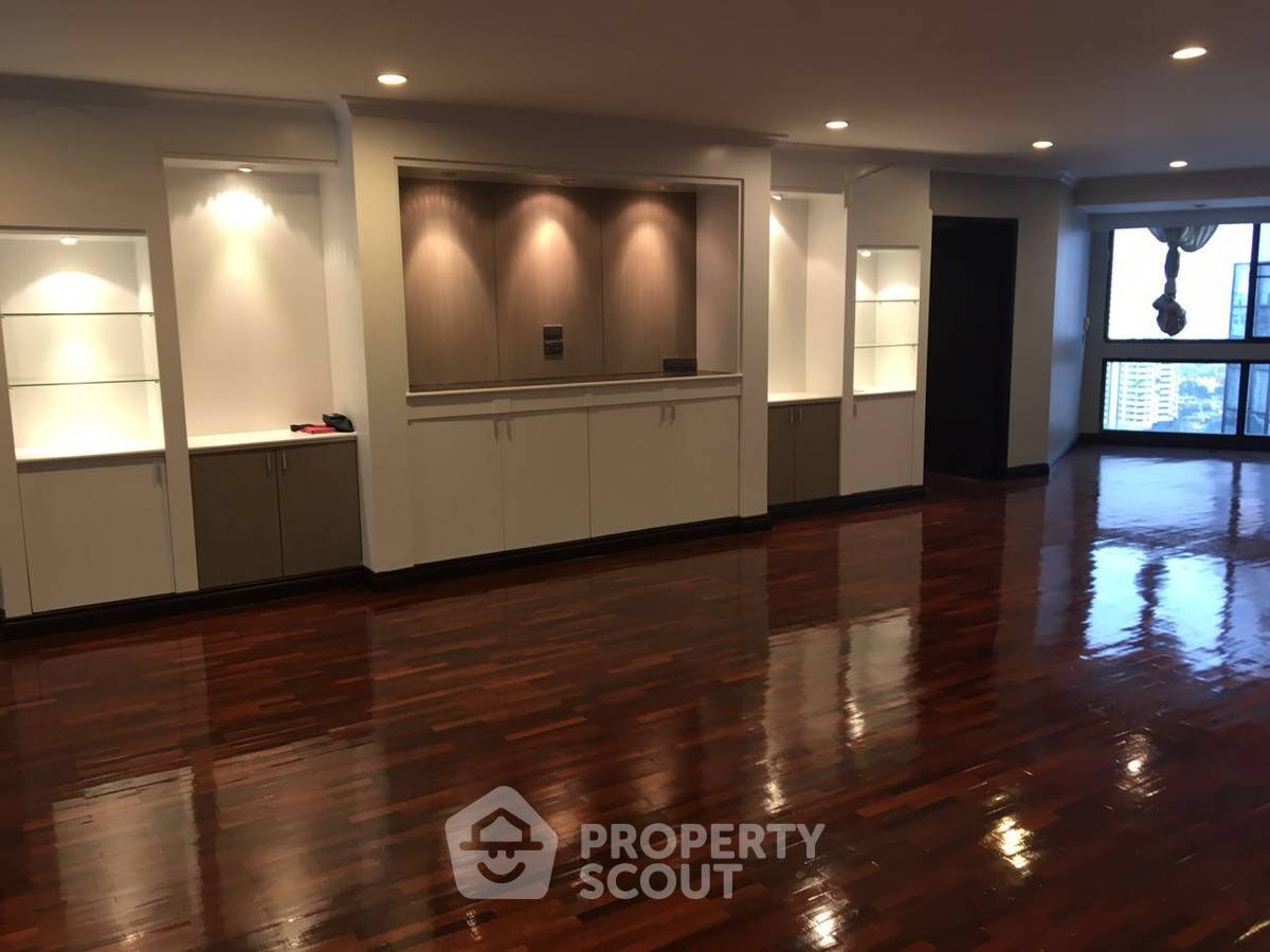 picture 3-BR Condo at President Park Condominium near MRT Queen Sirikit National Convention Centre (ID 514220) - 10/14