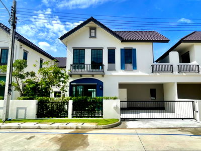 Twin houses for sale :  Twin House in Salaya–Pinklao Zone 💰 Special Price: 4.99 million THB 📍 Unit No. 100/18 — North-facing, near the garden