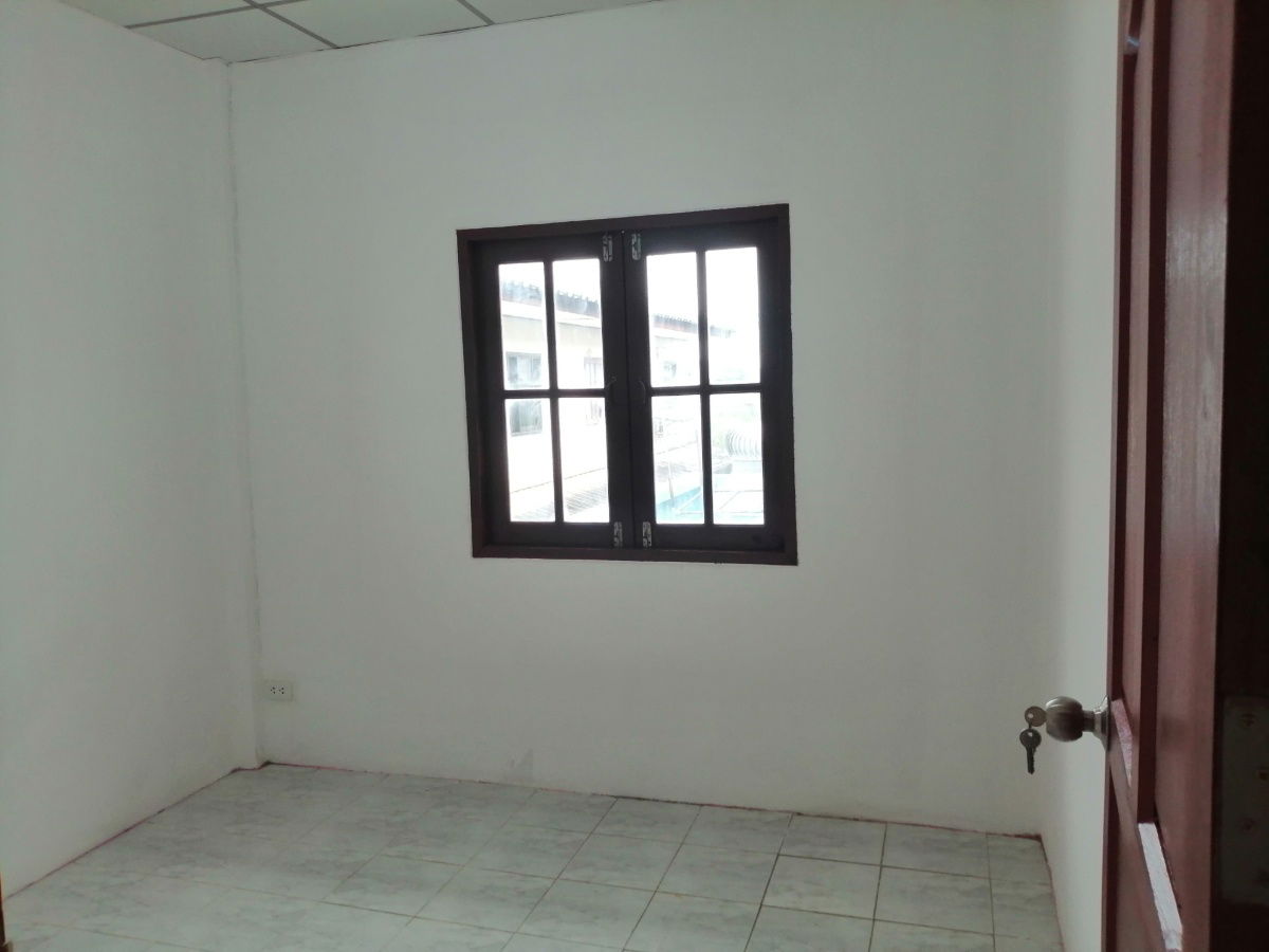 picture 2 storey townhouse for sale, ready to move in, Rangsit Khlong 4, very good location, near the community mall - 7/11