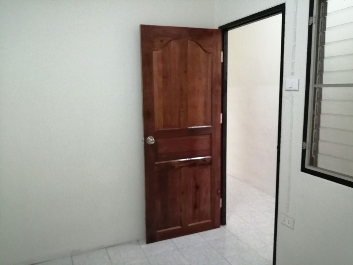 picture 1-Story Townhouse for Sale – Move-In Ready in Khlong 4, Prime Location Near Shopping and Local Amenities - 12/15