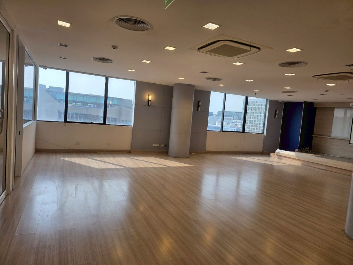 picture  Office for rent, juthamard Building, prime location, next to the main Vibhavadi Rangsit Road. - 1/5