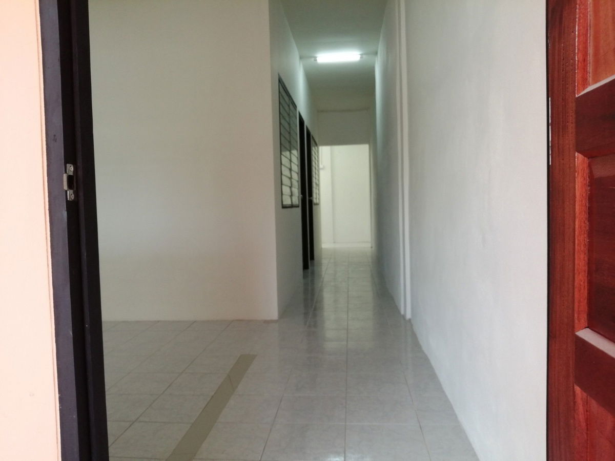 picture 1-Story Townhouse for Sale – Move-In Ready in Khlong 4, Prime Location Near Shopping and Local Amenities - 4/15