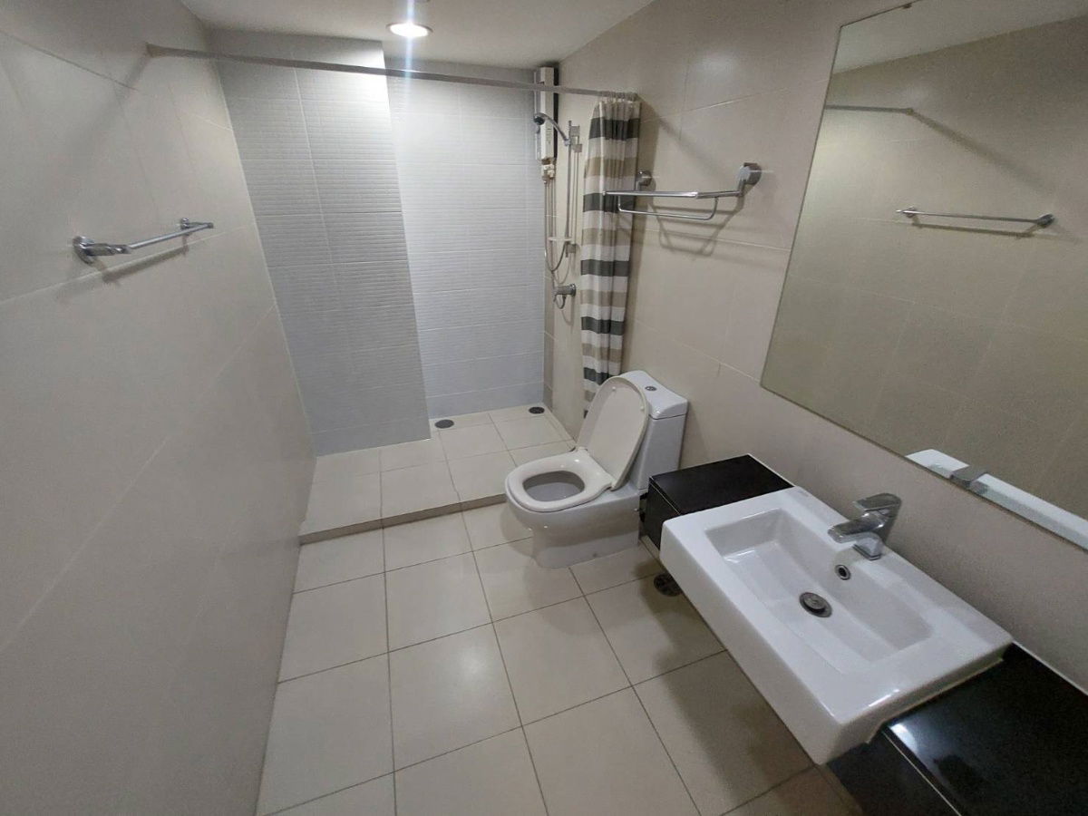 picture 3-Bedroom Condo Belle Grand Rama 9 for Rent - 13/18