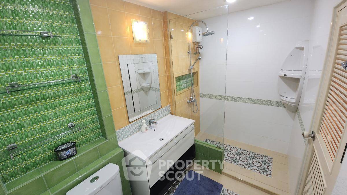 picture 2-BR Condo at Supalai Place Sukhumvit 39 near BTS Phrom Phong (ID 1600712) - 8/12