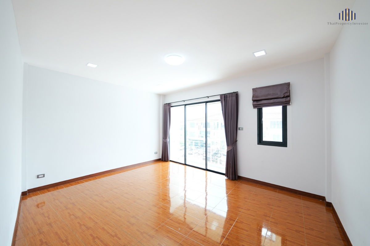 picture For Sale: 3-Storey Commercial Building (Shophouse) on Main Road – 28 sq. wah (112 sqm)  - 20/24