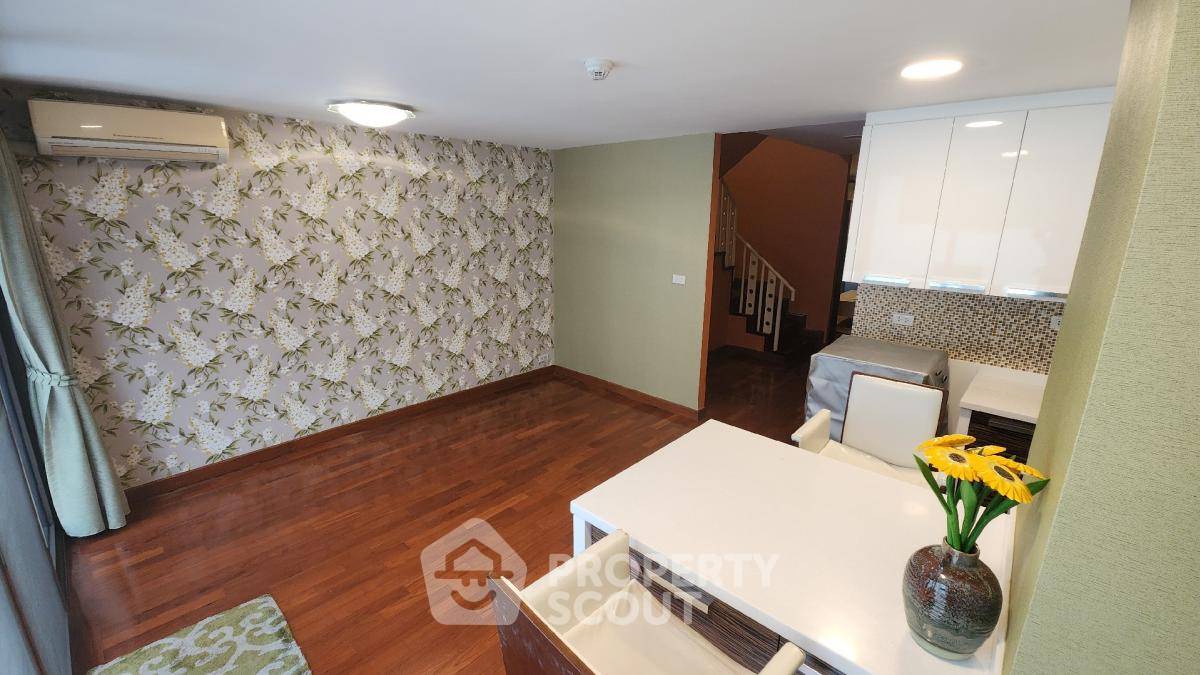 picture 2-BR Condo at Supalai Place Sukhumvit 39 near BTS Phrom Phong (ID 1600712) - 3/12