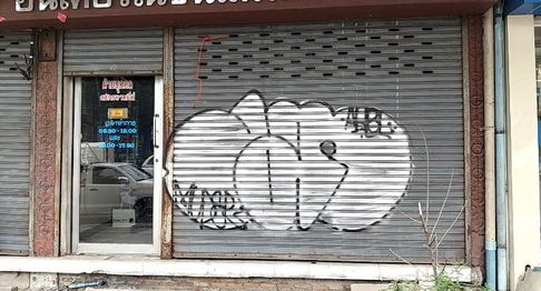For rent: 2 shophouses, connected to each other, prime location, Ramkhamhaeng