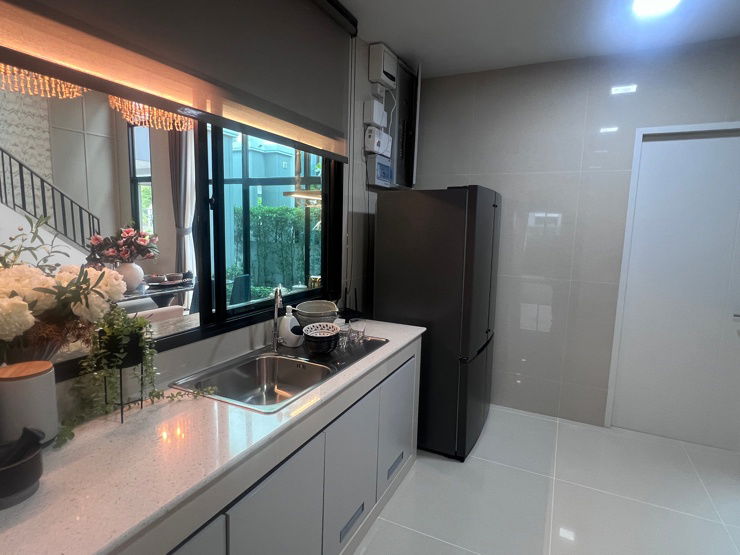 รูป บ้านตัวอย่างพร้อมอยู่ ราคาพิเศษ หน้าคลับเฮ้าส์และทะเลสาบ - รูปที่ 12/23
