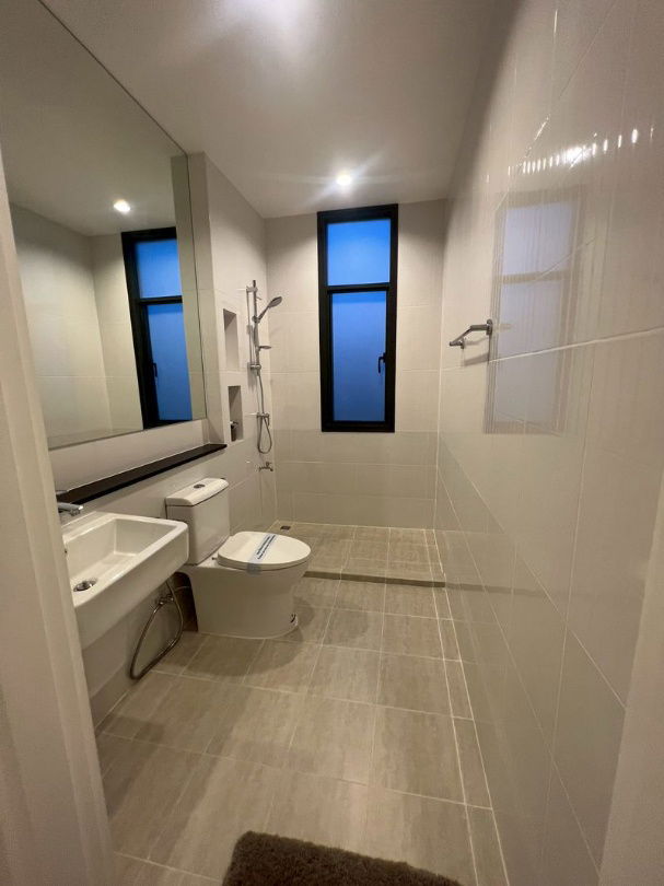 รูป บ้านตัวอย่าง ใกล้สนามบิน กระเป๋าใบเดียวพร้อมเข้าอยู่ พื้นที่ใช้สอยถึง 155 ตรม  3 ห้องนอน - รูปที่ 9/12
