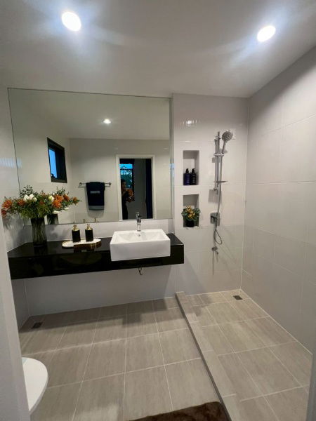 รูป บ้านเดี่ยวใกล้สนามบิน กระเป๋าใบเดียวพร้อมเข้าอยู่ พื้นที่ใช้สอยถึง 230 ตรม พร้อม 3 ที่จอดรถ - รูปที่ 12/16