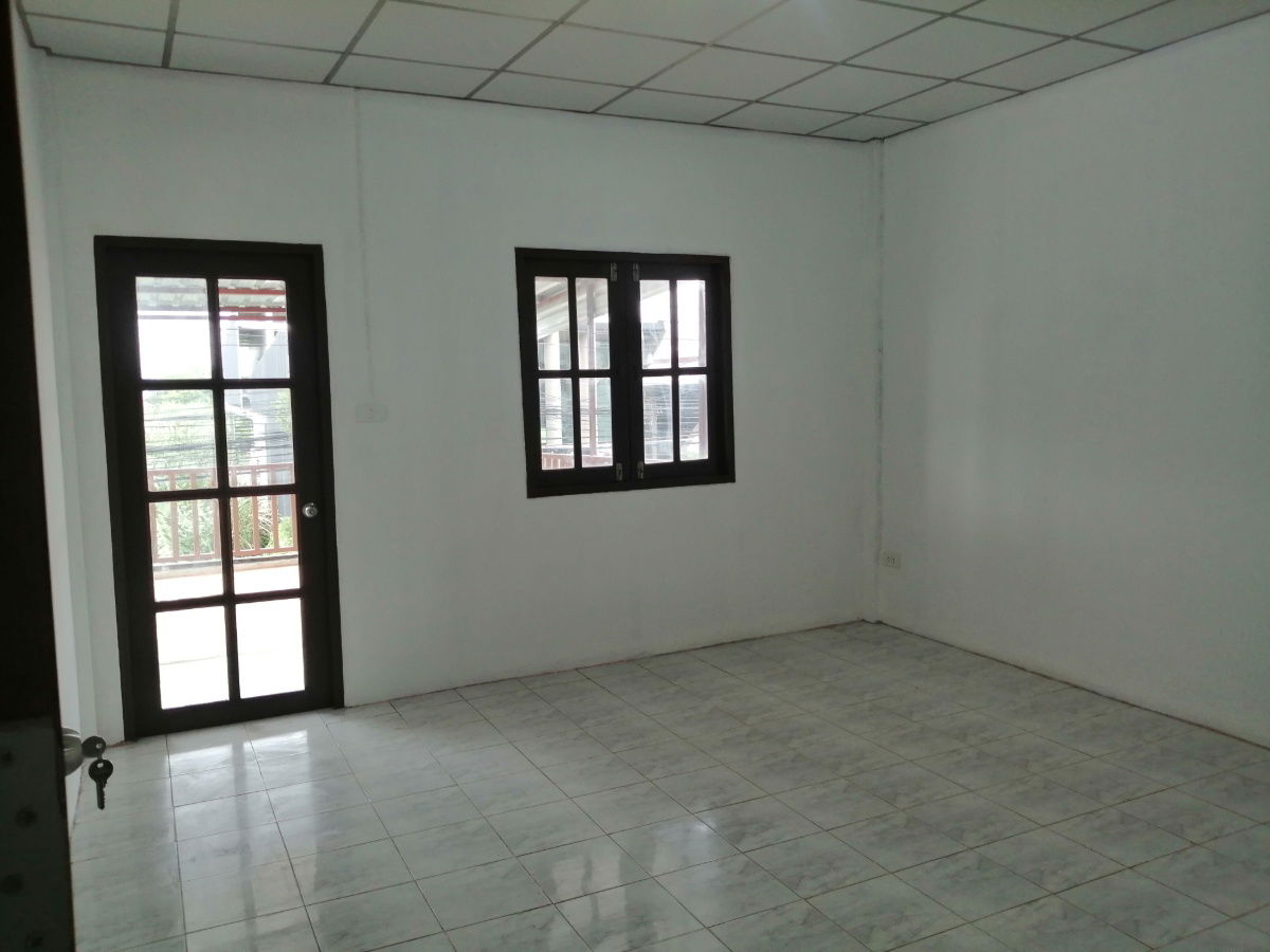picture 2 storey townhouse for sale, ready to move in, Rangsit Khlong 4, very good location, near the community mall - 8/11