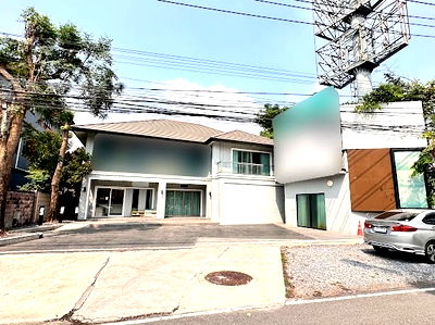บ้านเดี่ยว ถนนนาคนิวาส : บ้านเดี่ยวสองหลังทำเลดีมาก ติดถนนใหญ่เลียบทางด่วนรามอินทรา  ก่อนถึง Central Eastville 🍀💫