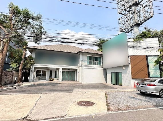 รูป บ้านเดี่ยวสองหลังทำเลดีมาก ติดถนนใหญ่เลียบทางด่วนรามอินทรา  ก่อนถึง Central Eastville 🍀💫 - รูปที่ 1/20