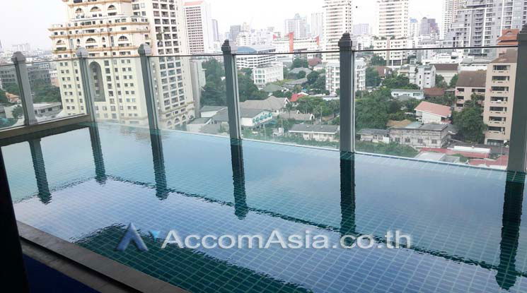 รูป 🔼🔽 AccomA 📩 Stylish high-floor condo with pool balcony near Phrom Phong (1516975) - รูปที่ 1/7