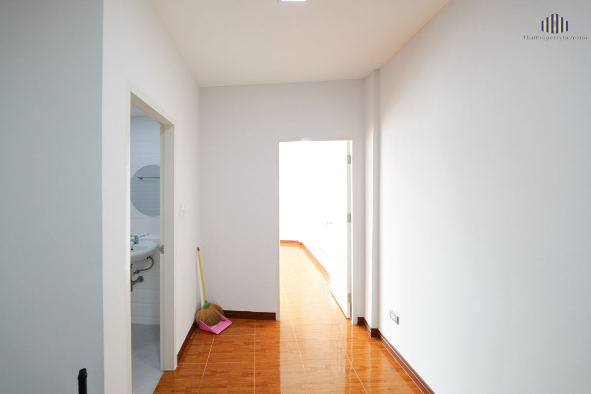 picture For Sale: 3-Storey Commercial Building (Shophouse) on Main Road – 28 sq. wah (112 sqm)  - 19/24