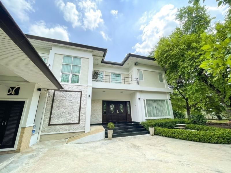 รูป 🏡 ขายบ้านเดี่ยวหรู สร้างเอง 🌳 บนพื้นที่  𝟓𝟎𝟎 ตร.ว. ถนนเพชรหึงษ์ (คุ้งบางกระเจ้า) ใกล้ตลาดบางน้ำผึ้ง ตกแต่งสวย เฟอร์นิเจอร์ครบ ไม่มีค่าส่วนกลาง - รูปที่ 3/19