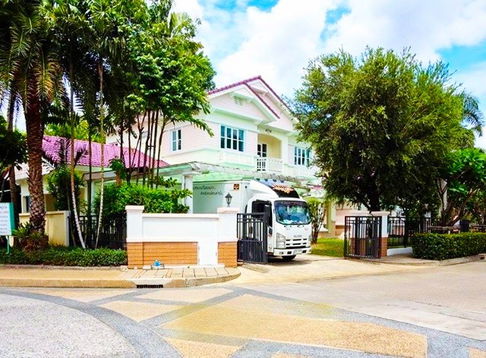 For rent luxury 2-storey mansion 2 large houses next to each other 154 sq.w. 504 sq.m.Thanommit