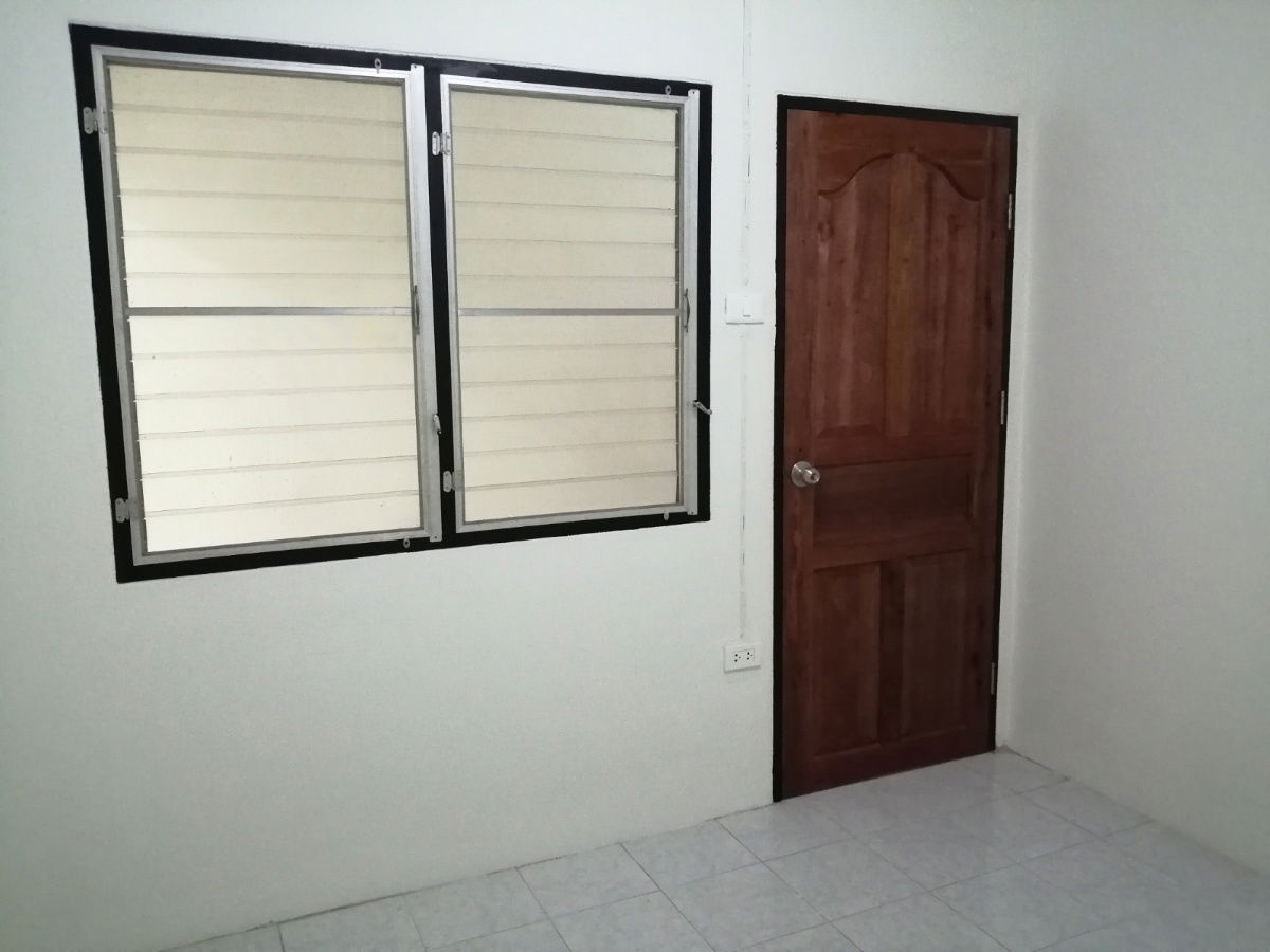 picture 1-Story Townhouse for Sale – Move-In Ready in Khlong 4, Prime Location Near Shopping and Local Amenities - 1/15