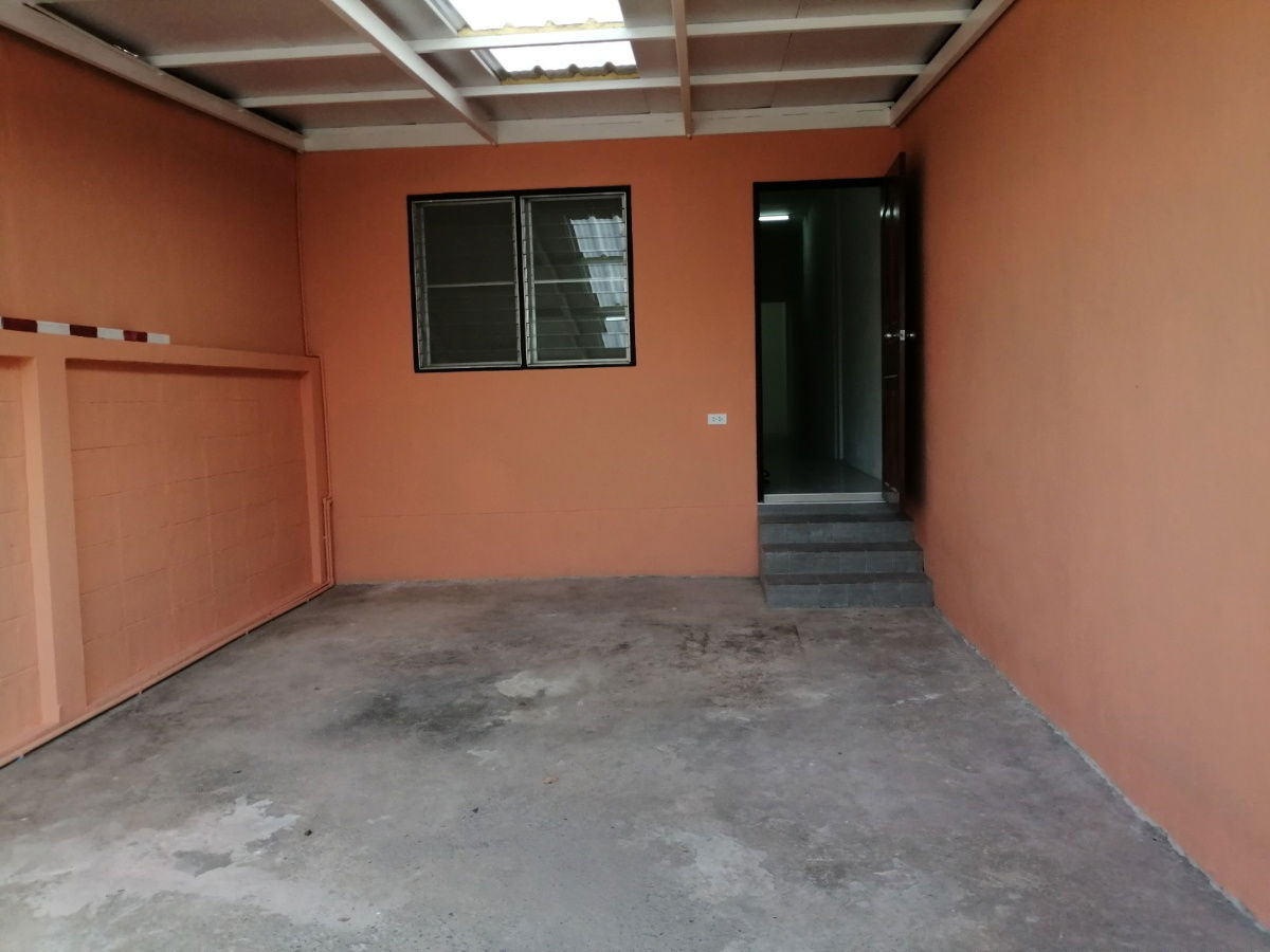 picture 1-Story Townhouse for Sale – Move-In Ready in Khlong 4, Prime Location Near Shopping and Local Amenities - 6/15