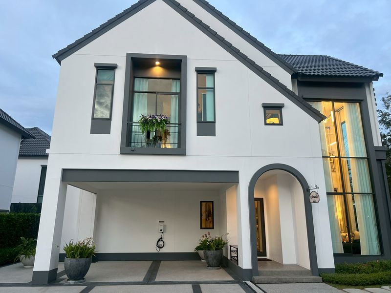 รูป บ้านเดี่ยวใกล้สนามบิน กระเป๋าใบเดียวพร้อมเข้าอยู่ พื้นที่ใช้สอยถึง 230 ตรม พร้อม 3 ที่จอดรถ - รูปที่ 2/16