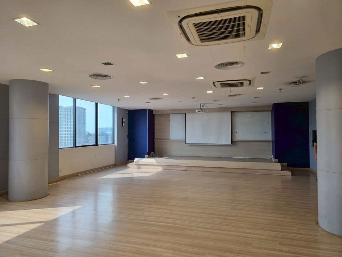 picture  Office for rent, juthamard Building, prime location, next to the main Vibhavadi Rangsit Road. - 2/5