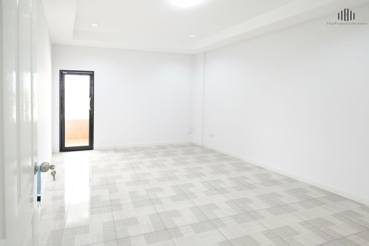 picture For Sale: 3-Storey Commercial Building (Shophouse) on Main Road – 28 sq. wah (112 sqm)  - 16/24