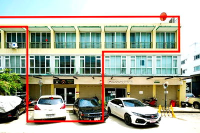 Shophouses for rent Pathumthani : Thai Market 300m. Makro KlongLuang 600m. For rent 4-storey commercial building including rooftop