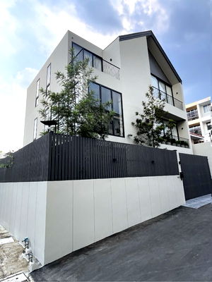 บ้านเดี่ยว เขตพระโขนง : บ้านเดี่ยว 3.5 ชั้น สร้างใหม่ พร้อมสระว่ายน้ำส่วนตัว ทำเลดี ย่านปรีดี พระโขนง