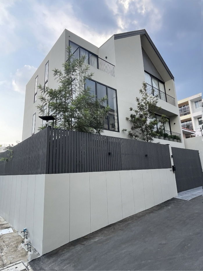 รูป บ้านเดี่ยว 3.5 ชั้น สร้างใหม่ พร้อมสระว่ายน้ำส่วนตัว ทำเลดี ย่านปรีดี พระโขนง - รูปที่ 1/10