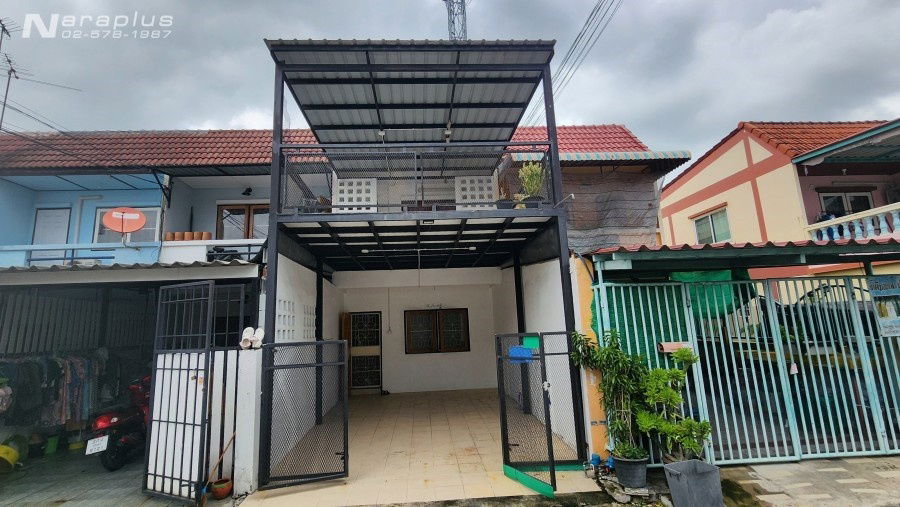 รูป 68070848 : ขายทาวน์เฮ้าส์ 2 ชั้น ตกแต่งสวย ขนาด 3 ห้องนอน บนที่ดิน 17.8 ตร.ว. หมู่บ้านมโนรมย์ 2 เลี่ยบคลองสอง 27 คลองสามวา กรุงเทพ - รูปที่ 1/17