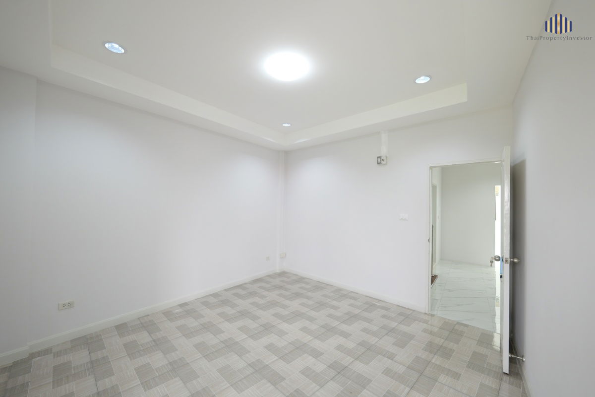 picture For Sale: 3-Storey Commercial Building (Shophouse) on Main Road – 28 sq. wah (112 sqm)  - 18/24